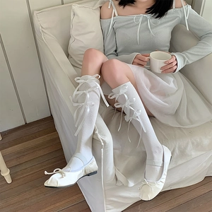 Witte kniekousen in Lolita-stijl met decoratieve driedimensionale zijden strikjes