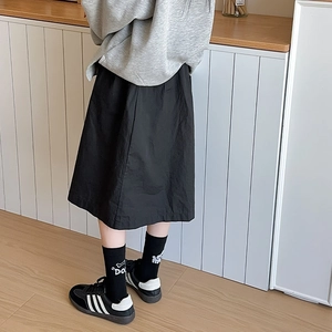 Détail de chaussettes mi-mollet noires avec texte DOG blanc et motif d'os sur le revers