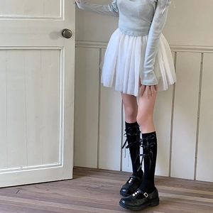 Detail van zoete Lolita kniekousen met striklinten en Mary Jane schoenen stijl