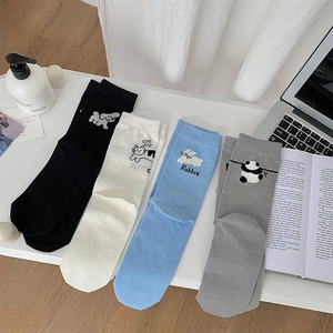 Vue à plat de quatre paires de chaussettes en coton avec chien, chat, lapin et panda brodés