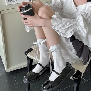 Chaussettes blanches mi-mollet style ballet avec nœuds en soie et breloques étoiles