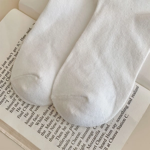 Gros plan détaillé de chaussettes en tricot blanc avec coutures de haute qualité