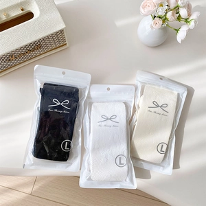 Détail de chaussettes Lolita en dentelle blanche, beige et noire avec emballage
