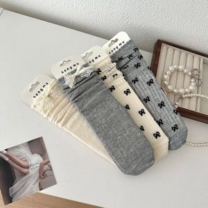 Vue détaillée de chaussettes en coton pour femmes avec dentelle et nœuds en satin doux