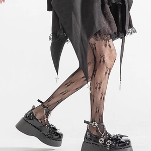 Collants résille Lolita blancs avec motifs nœuds noirs et chaussures gothiques compensées