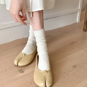 Detail of light beige leather Tabi flat shoes with bow and split-toe design
