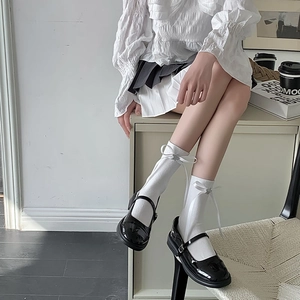Détails de chaussettes blanches style ballet avec nœuds et étoiles sur chaussures Mary Jane