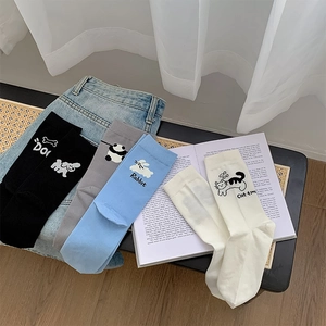 Détails de chaussettes en coton avec broderies mignonnes de chien et de lapin