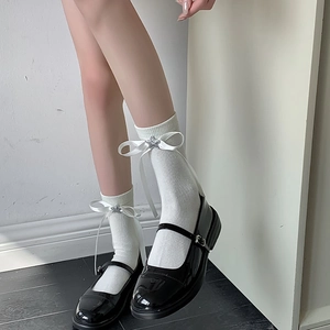 Chaussettes blanches avec nœuds en satin et étoiles argentées et souliers Mary Jane