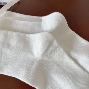 Detailopname van de witte gebreide textuur met hoge dichtheid voor Lolita-sokken