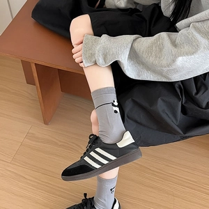 Chaussettes mi-hautes asymétriques gris clair avec motif panda mignon et graffiti