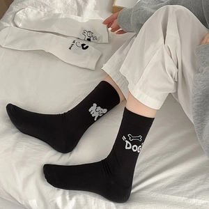 Détail de chaussettes mi-hautes asymétriques avec motifs de graffitis chien et chat