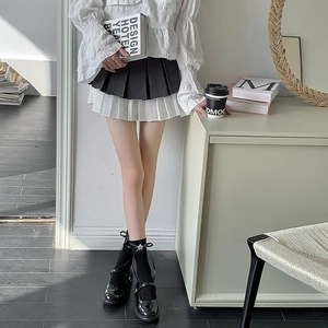 Détail de chaussettes hautes blanches Lolita avec nœuds doux pour uniforme de style JK
