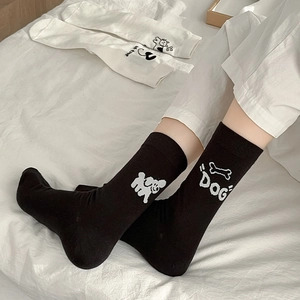 Chaussettes mi-hautes asymétriques avec broderie de chien mignon en noir et blanc