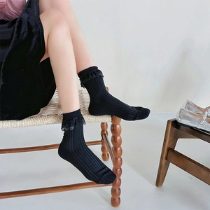 Damen Crew-Socken in Schwarz mit Spitzenbesatz, vertikalem Rippmuster und Lolita-Stil