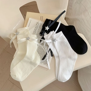 Chaussettes de ballet blanches et noires avec nœuds en satin et breloque étoile