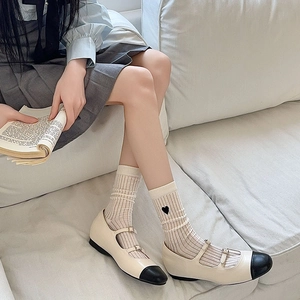Women's heart embroidered mid-tube socks paired with cream Mary Jane flat shoes