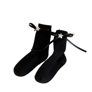 Chaussettes Lolita noires mi-mollet avec nœuds en ruban et breloques étoile argentée