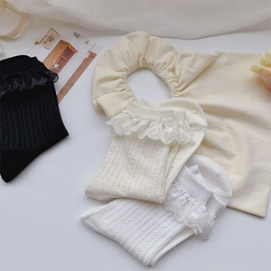 Detail von Vintage-Lolita-Spitzensocken und Rüschen-Accessoires in drei Farben