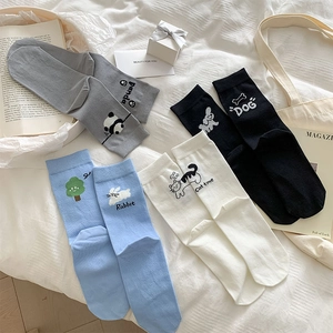 Détail de la broderie animale et texture en coton doux sur chaussettes mi-hautes