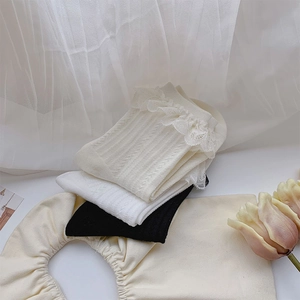 Drei Paar süße Lolita-Spitzensocken in Creme, Weiß und Schwarz mit Strickstrukturen