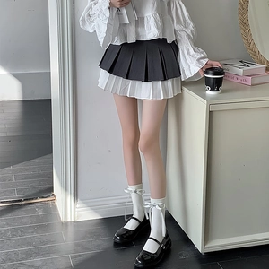 Détail de chaussettes blanches Lolita avec nœuds et chaussures Mary Jane noires