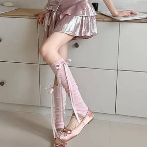 Détails de jambières en tricot rose avec nœuds en ruban et style balletcore