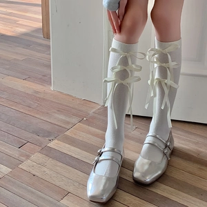 Witte Lolita kniekousen met zijden strikjes gecombineerd met zilveren Mary Jane schoenen