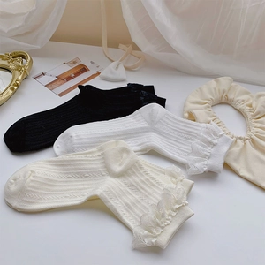 Detailaufnahme von drei Paar gerippten Baumwollsocken mit zarter doppelter Spitze