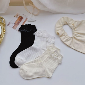Drei Paar gerippte Baumwollsocken mit elegantem Spitzenbesatz in Schwarz, Weiß und Beige