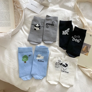 Chaussettes graffitis asymétriques avec animaux mignons sur fond en tissu blanc