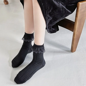 Schwarze Söckchen im japanischen Lolita-Stil mit eleganter Spitze und vertikalem Streifenmuster