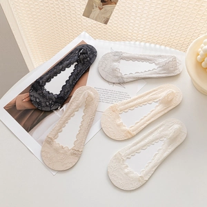 Gros plan détaillé de lot de 5 chaussettes invisibles en dentelle florale multicolore