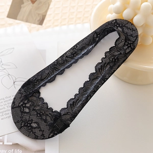 Gros plan de chaussettes invisibles en dentelle noire florale avec bords festonnés