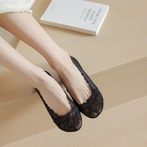 Gros plan de chaussettes invisibles en dentelle noire avec silicone antidérapant pour femme