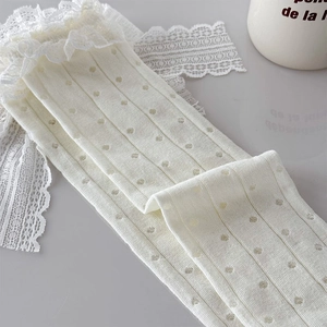 Vue détaillée de chaussettes blanc crème avec bordure dentelle et maille ajourée