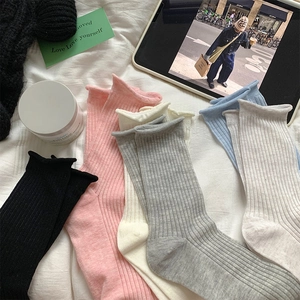 Détail de chaussettes en coton côtelé avec bords ondulés aux couleurs pastel