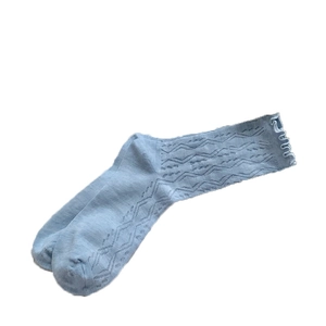 Calze a rete azzurre con bordo a volant e motivo a rombi traforati da donna stile retro