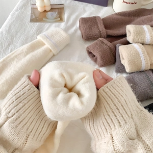 Nahaufnahme dicker Strickkniestrümpfe mit warmem Fleecefutter und gestreiften Bündchen