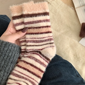 Texture détaillée de chaussettes épaisses à rayures en fausse fourrure pour l'hiver