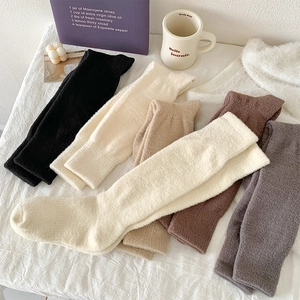 Flachbild von fünf Paar dicken Fleece-Socken in verschiedenen warmen Farben