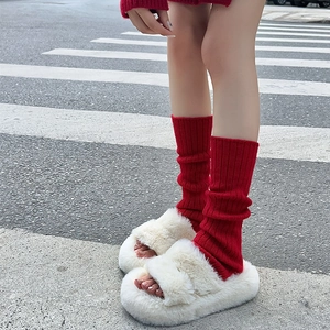 Chaussons blancs Lolita en peluche et jambières tricotées rouges en extérieur