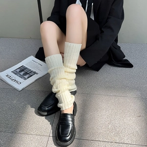 Gros plan de jambières en tricot crème à grosses côtes pour un style scolaire japonais JK
