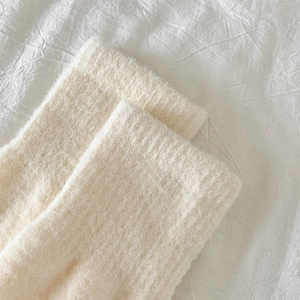 Detailaufnahme der cremefarbenen Thermosocken mit weicher Strickstruktur im Detail