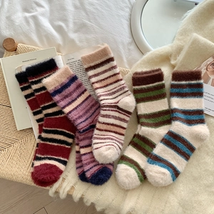 Vue détaillée de chaussettes épaisses à rayures en imitation vison en cinq couleurs