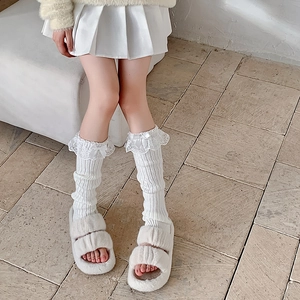 Detail von weißen Lolita Beinstulpen mit Spitzenbesatz, Schleifen und Rippstrickmuster