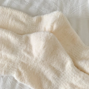Nahaufnahme der cremefarbenen Thermosocken mit weicher, dicker Stricktextur für den Winter