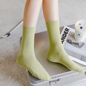 Detail von hellgrünen Waden-Baumwollsocken mit feiner Stricktextur und elastischem Bund