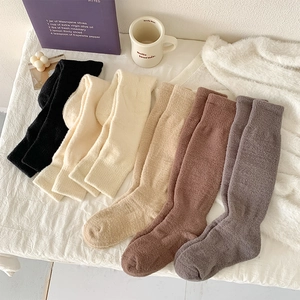 Flachbild von dicken Winter-Wadenstrümpfen aus Plüschvlies in Creme, Kaffee und Grau