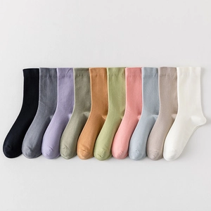 Flache Darstellung von gerippten mittellangen Socken in zehn Morandi-Farben auf Beige